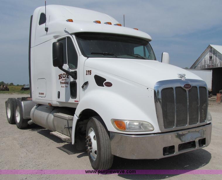 image for item A8437 2004 Peterbilt 387 semi truck
