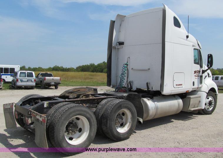 image for item A8437 2004 Peterbilt 387 semi truck