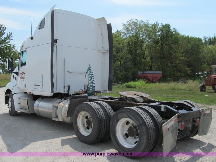 image for item A8437 2004 Peterbilt 387 semi truck