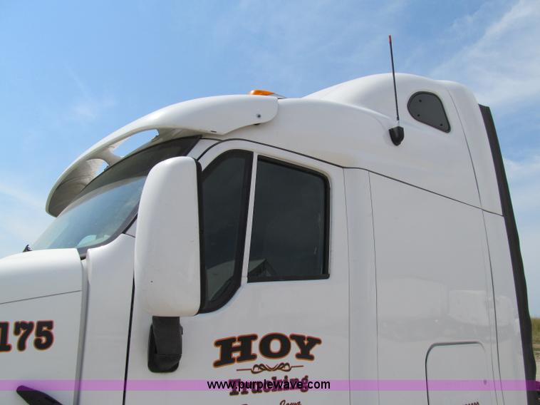 image for item A8437 2004 Peterbilt 387 semi truck