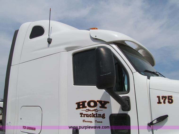 image for item A8437 2004 Peterbilt 387 semi truck