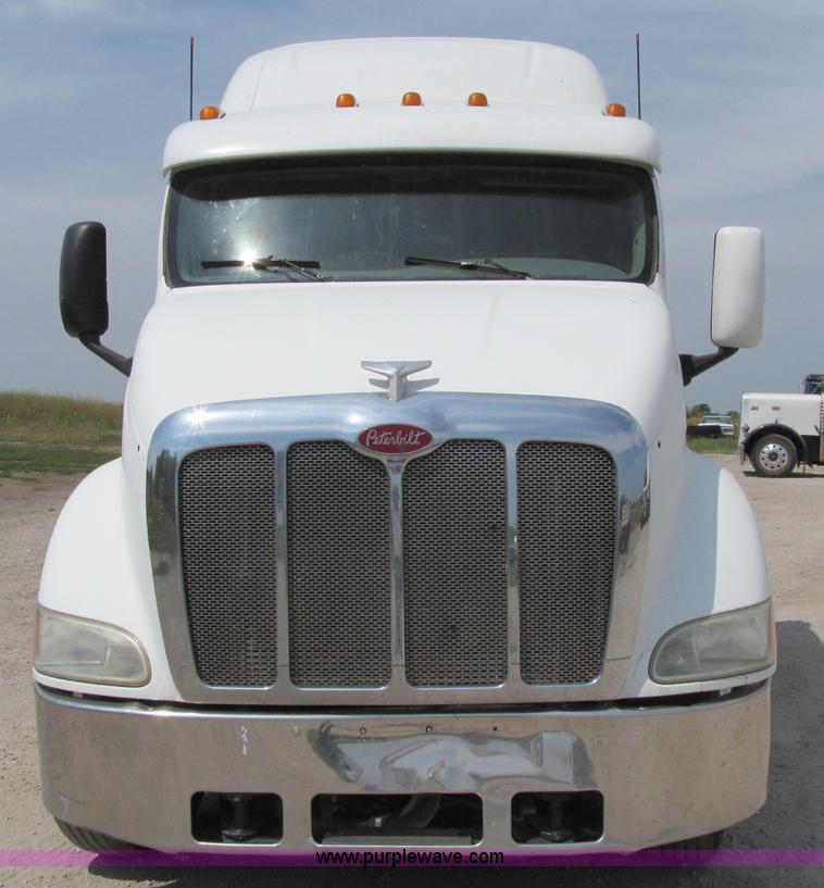 image for item A8437 2004 Peterbilt 387 semi truck