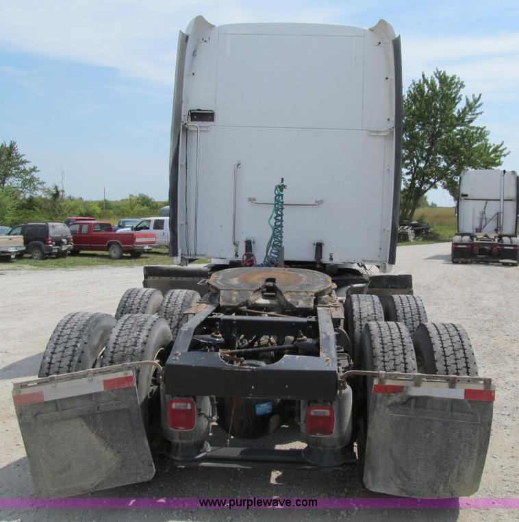 image for item A8437 2004 Peterbilt 387 semi truck