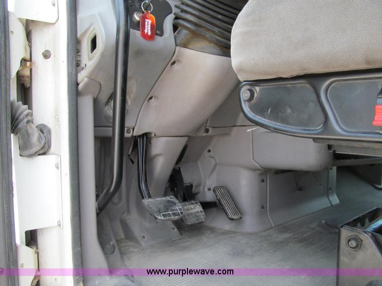 image for item A8437 2004 Peterbilt 387 semi truck