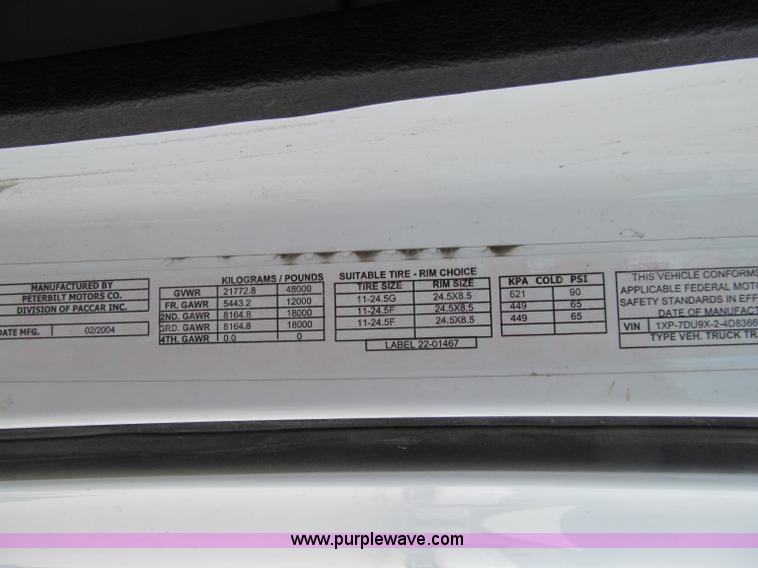 image for item A8437 2004 Peterbilt 387 semi truck