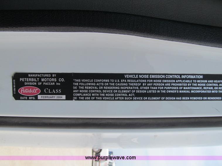 image for item A8437 2004 Peterbilt 387 semi truck