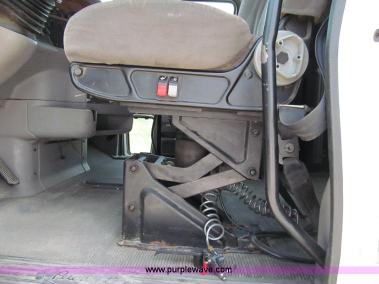 image for item A8437 2004 Peterbilt 387 semi truck