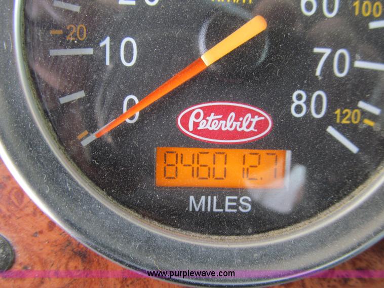 image for item A8437 2004 Peterbilt 387 semi truck