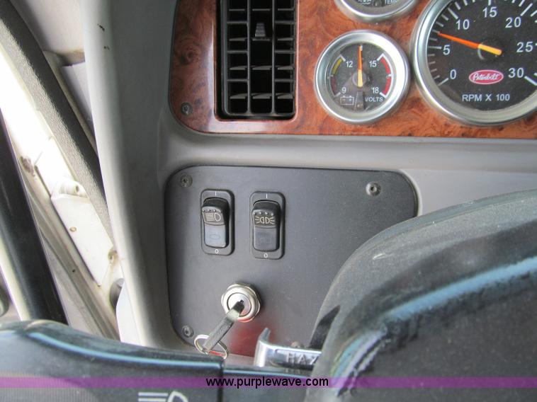 image for item A8437 2004 Peterbilt 387 semi truck