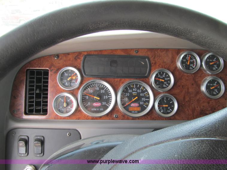 image for item A8437 2004 Peterbilt 387 semi truck