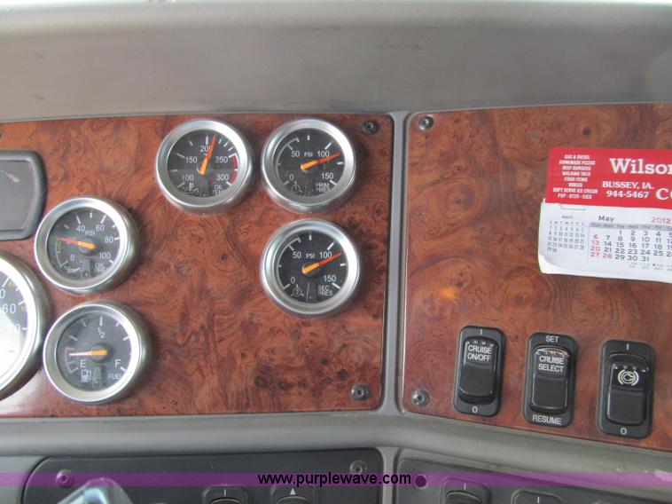 image for item A8437 2004 Peterbilt 387 semi truck