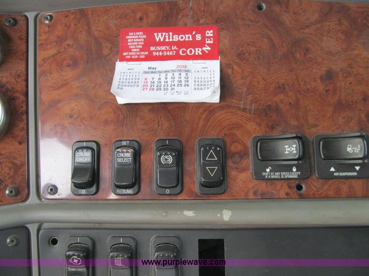 image for item A8437 2004 Peterbilt 387 semi truck