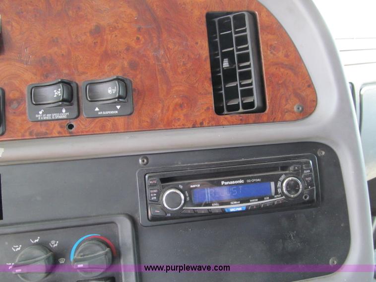 image for item A8437 2004 Peterbilt 387 semi truck