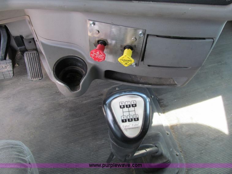 image for item A8437 2004 Peterbilt 387 semi truck