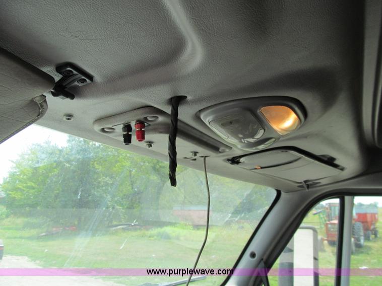 image for item A8437 2004 Peterbilt 387 semi truck