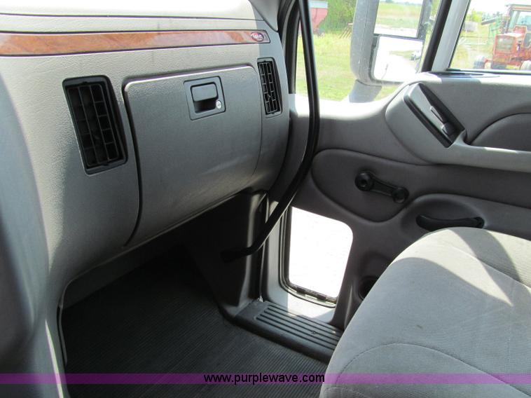 image for item A8437 2004 Peterbilt 387 semi truck