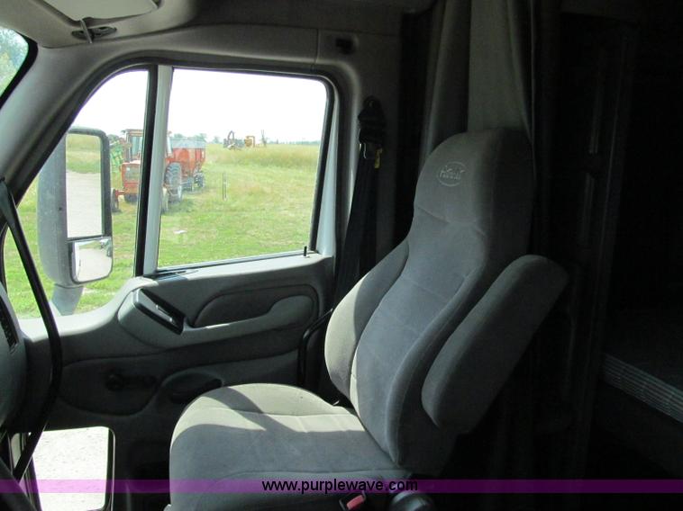 image for item A8437 2004 Peterbilt 387 semi truck