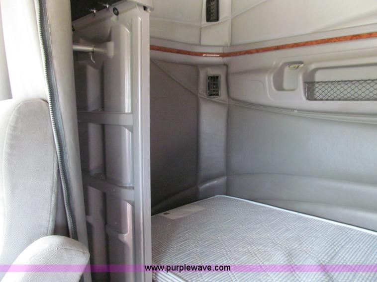 image for item A8437 2004 Peterbilt 387 semi truck