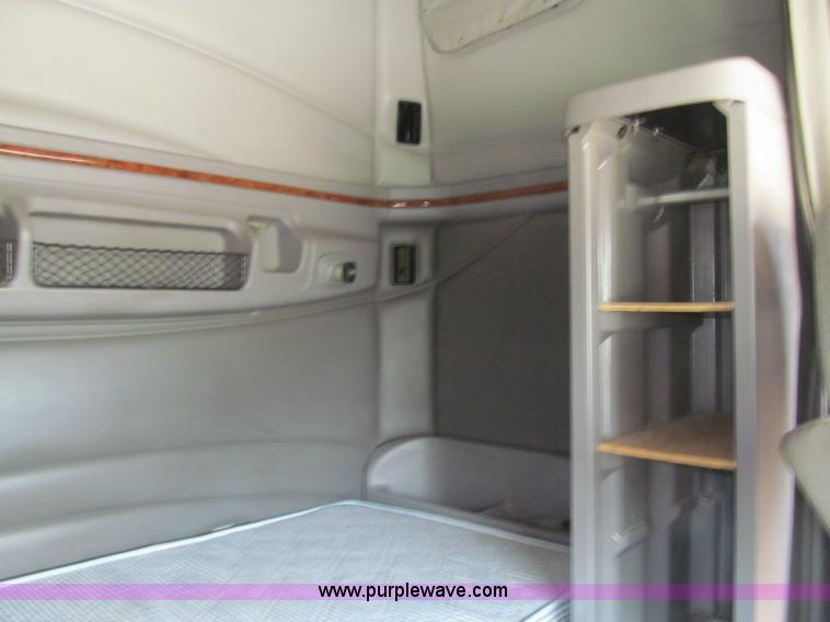 image for item A8437 2004 Peterbilt 387 semi truck