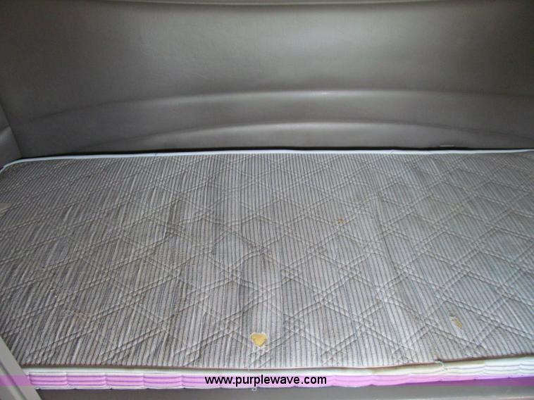 image for item A8437 2004 Peterbilt 387 semi truck