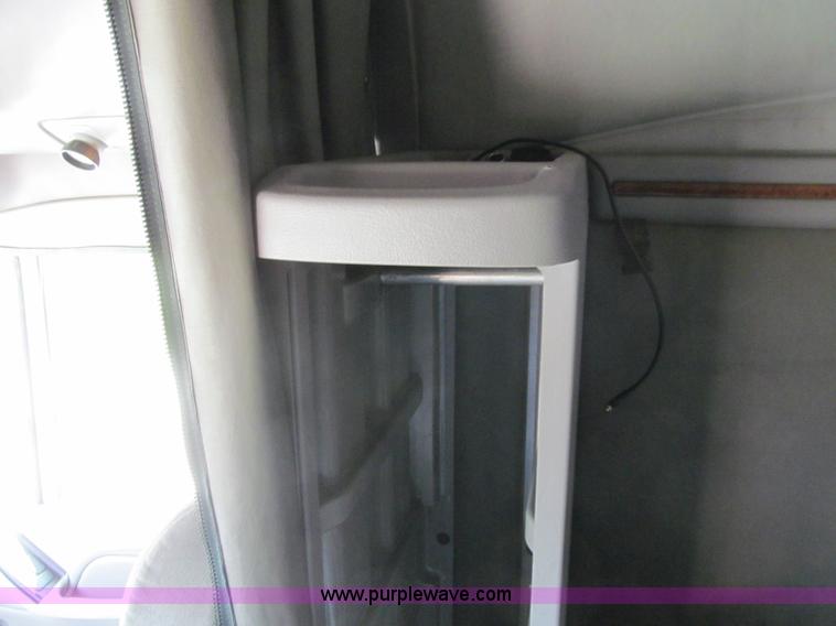 image for item A8437 2004 Peterbilt 387 semi truck