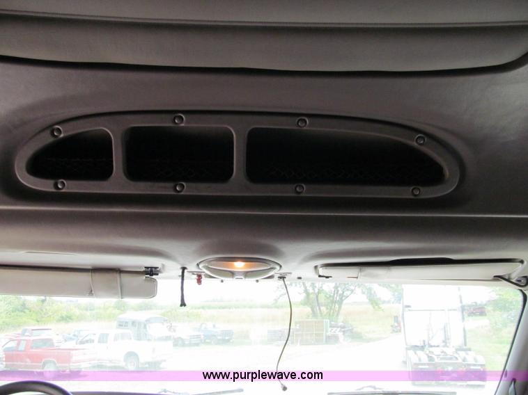 image for item A8437 2004 Peterbilt 387 semi truck