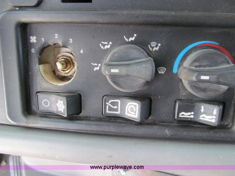 image for item A8437 2004 Peterbilt 387 semi truck