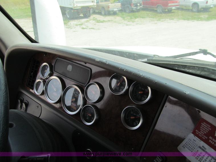 image for item A8437 2004 Peterbilt 387 semi truck