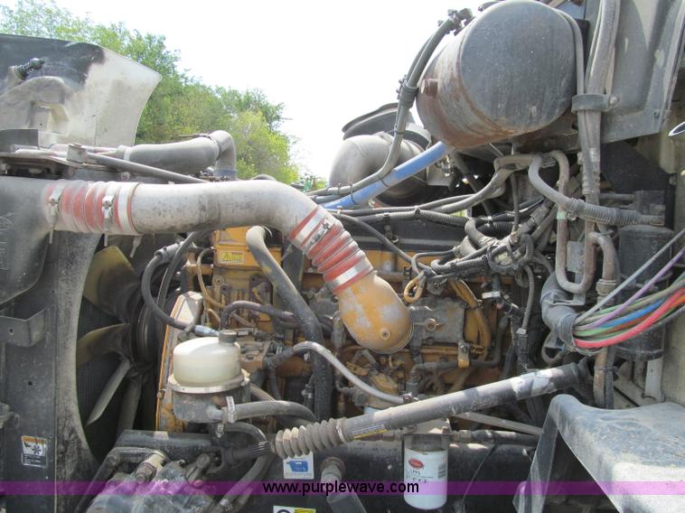 image for item A8437 2004 Peterbilt 387 semi truck