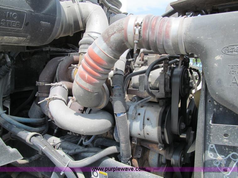 image for item A8437 2004 Peterbilt 387 semi truck