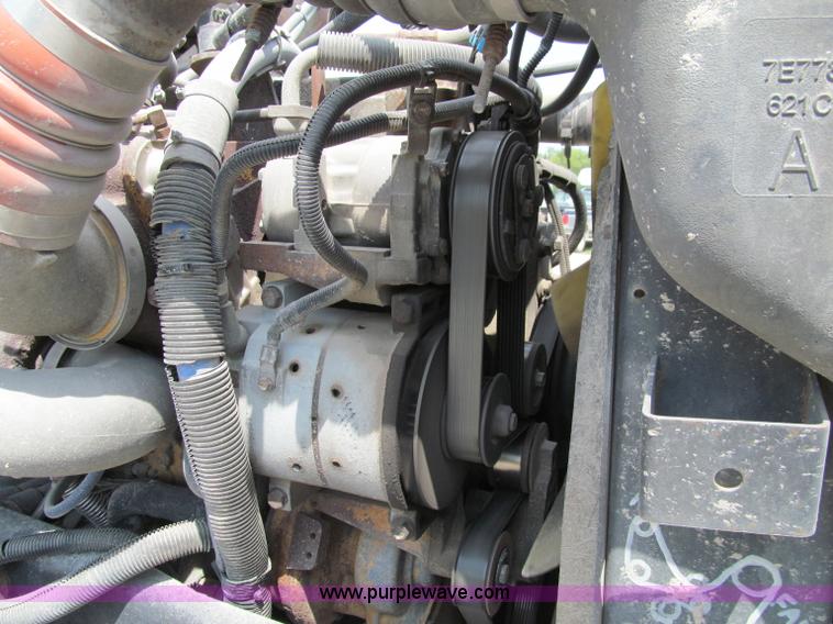 image for item A8437 2004 Peterbilt 387 semi truck