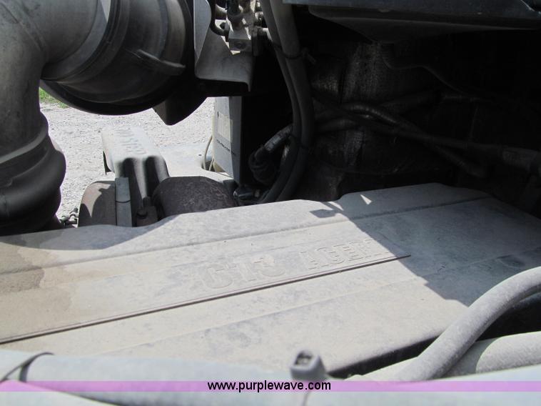 image for item A8437 2004 Peterbilt 387 semi truck