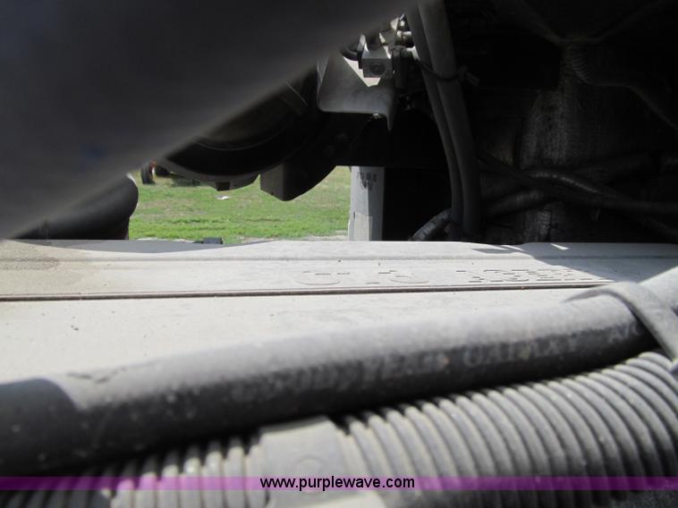 image for item A8437 2004 Peterbilt 387 semi truck