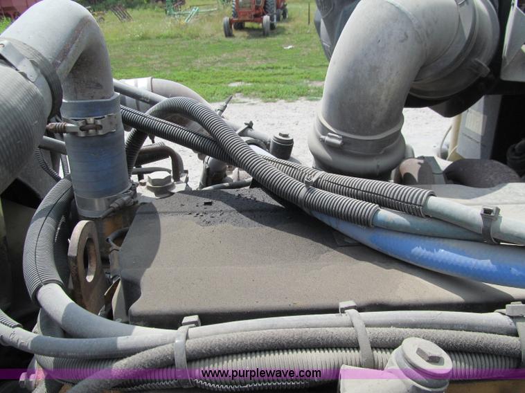 image for item A8437 2004 Peterbilt 387 semi truck