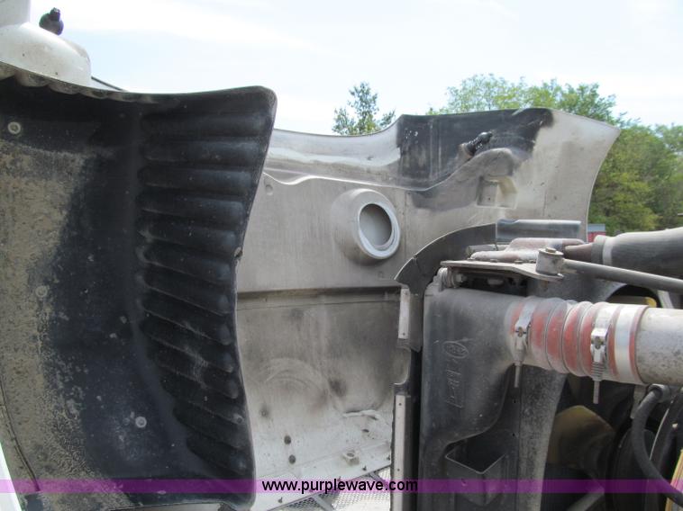 image for item A8437 2004 Peterbilt 387 semi truck