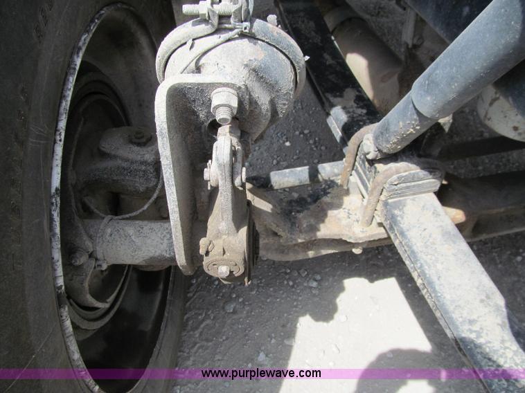 image for item A8437 2004 Peterbilt 387 semi truck