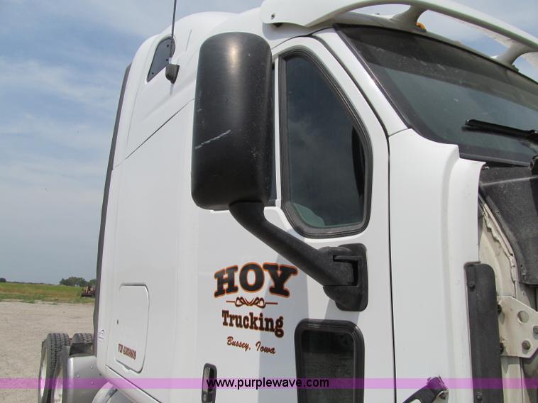 image for item A8437 2004 Peterbilt 387 semi truck