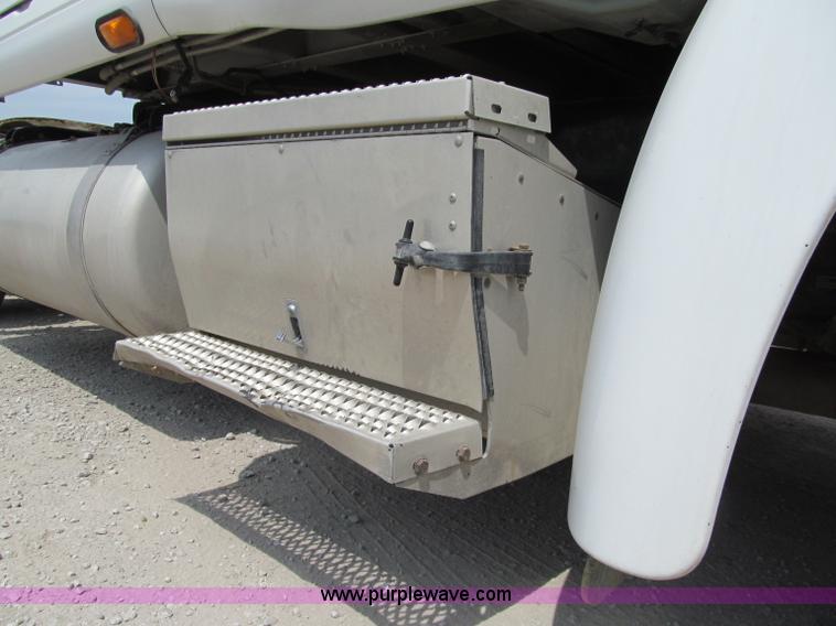 image for item A8437 2004 Peterbilt 387 semi truck