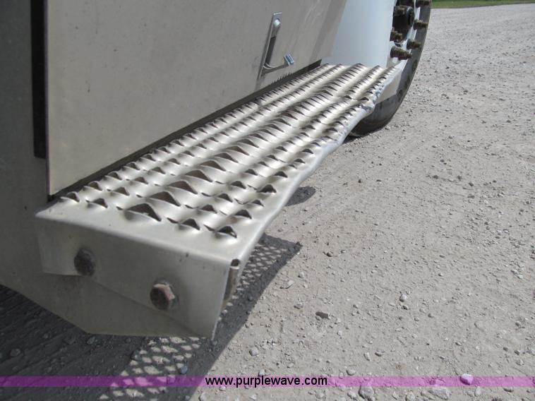 image for item A8437 2004 Peterbilt 387 semi truck