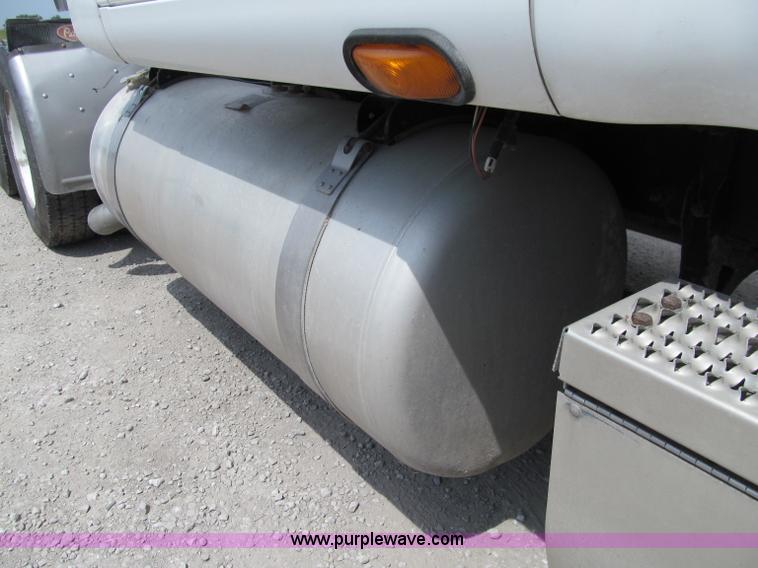 image for item A8437 2004 Peterbilt 387 semi truck