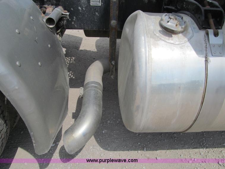 image for item A8437 2004 Peterbilt 387 semi truck