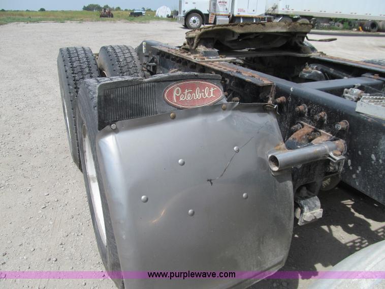 image for item A8437 2004 Peterbilt 387 semi truck