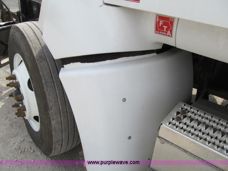 image for item A8437 2004 Peterbilt 387 semi truck