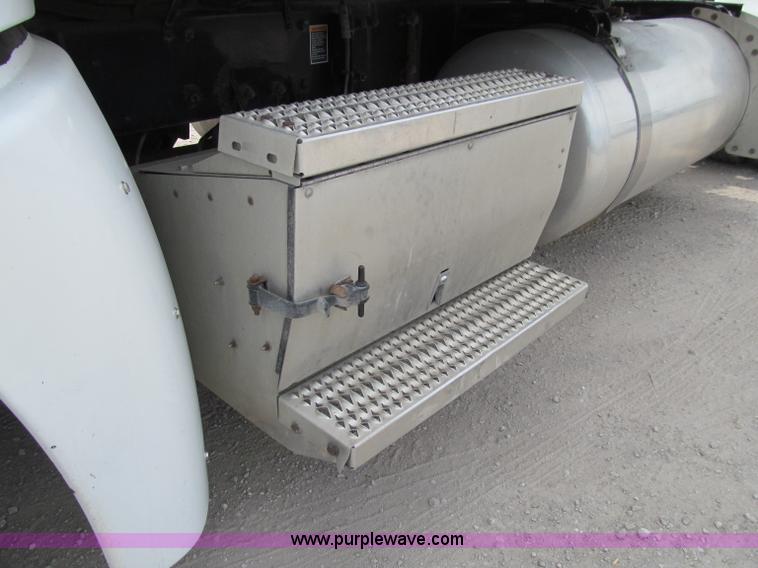 image for item A8437 2004 Peterbilt 387 semi truck