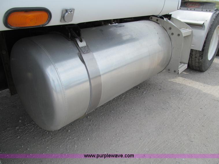 image for item A8437 2004 Peterbilt 387 semi truck