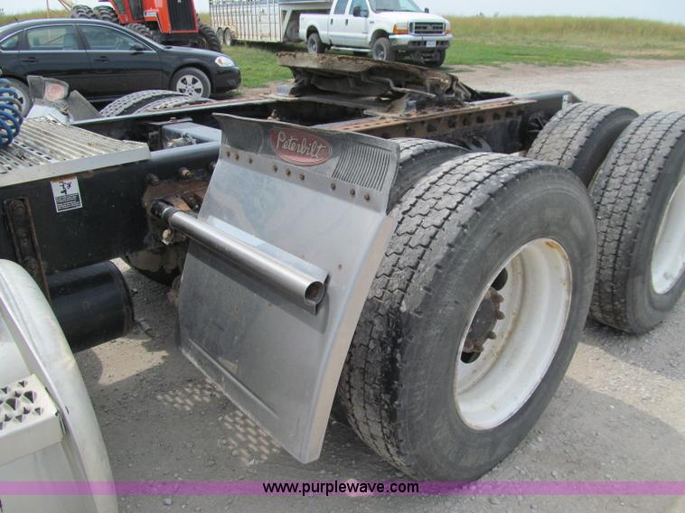 image for item A8437 2004 Peterbilt 387 semi truck