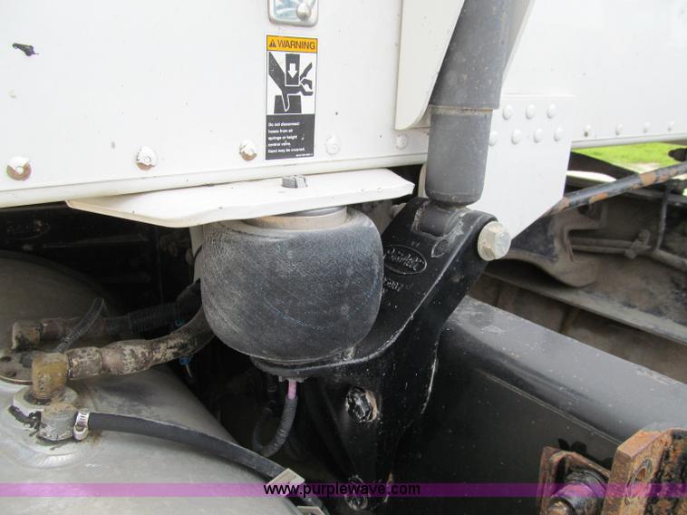 image for item A8437 2004 Peterbilt 387 semi truck