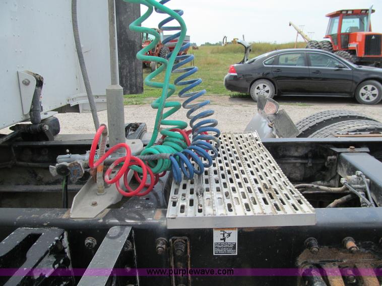 image for item A8437 2004 Peterbilt 387 semi truck