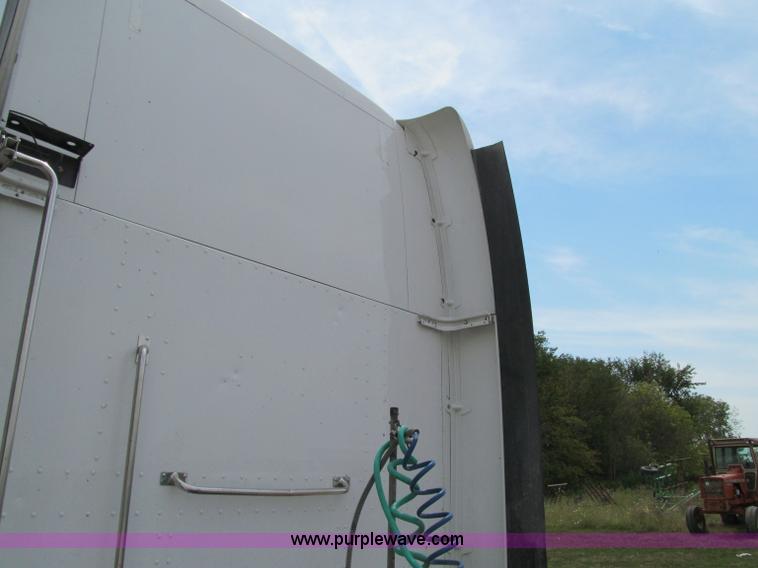 image for item A8437 2004 Peterbilt 387 semi truck