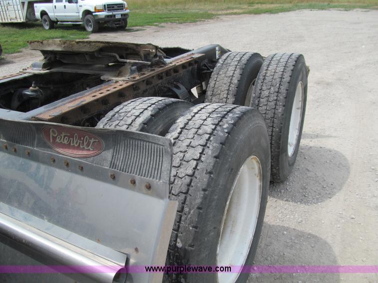 image for item A8437 2004 Peterbilt 387 semi truck